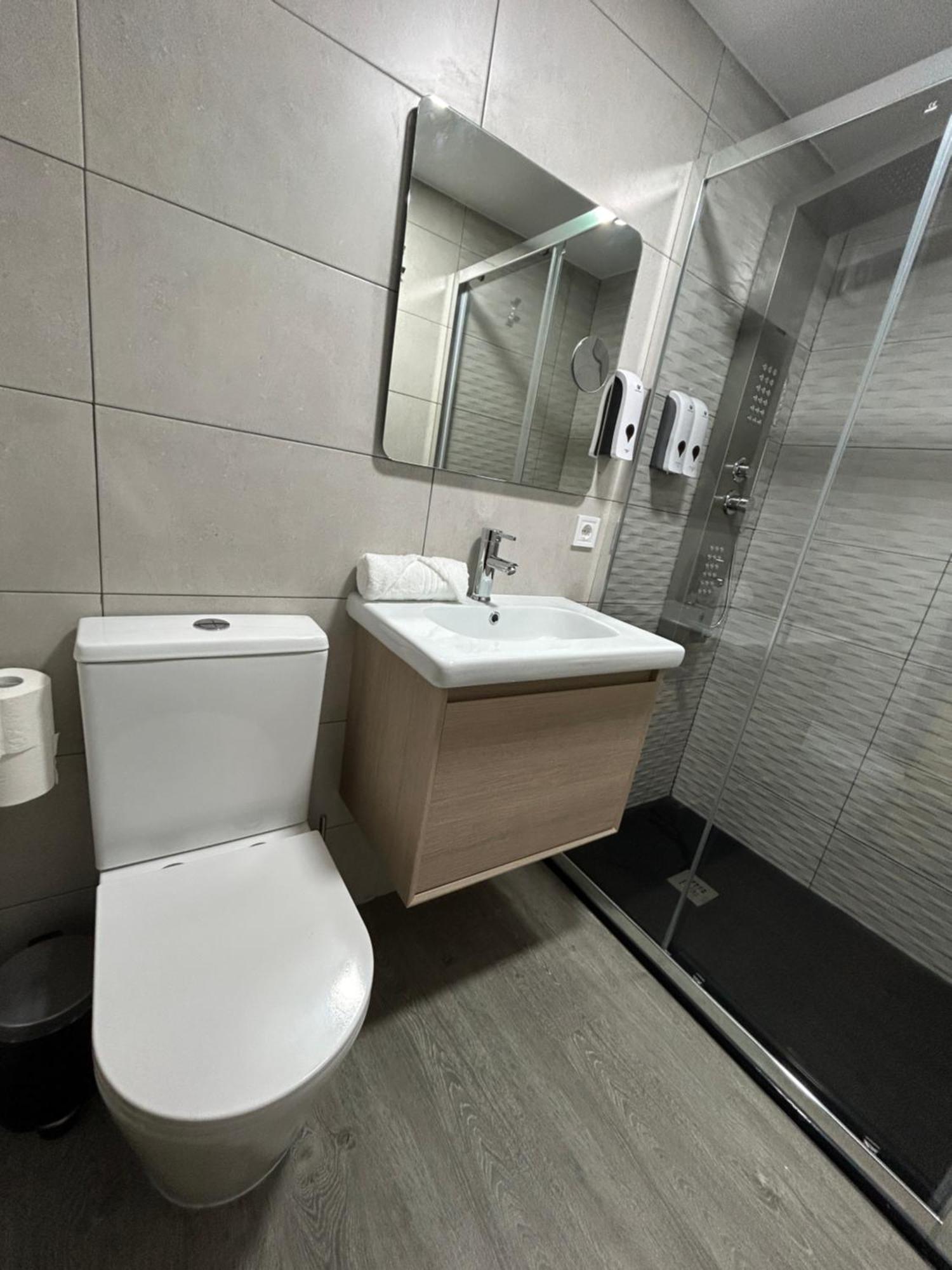 Habitacion Con Jacuzzi Y Bano Privado Madrid Luaran gambar
